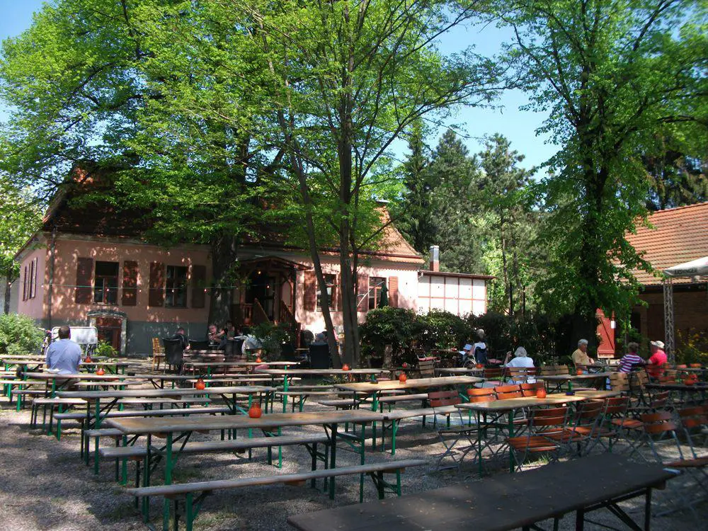 Landhaus Schupke in Berlin Reinickendorf, a serene Biergarten perfect for casual drinks and available for booking events like weddings or anniversaries.