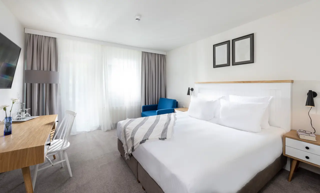 Geschmackvoll eingerichtetes Hotelzimmer im Precise Resort Marina Wolfsbruch mit komfortablem Bett und modernem Ambiente.
