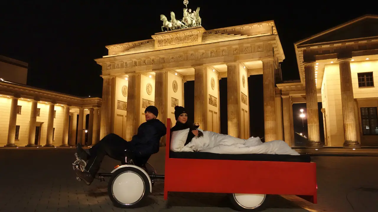 Ein BedBike führt Passagiere komfortabel auf einer Citytour durch Berlin, vorbei an bekannten Sehenswürdigkeiten.