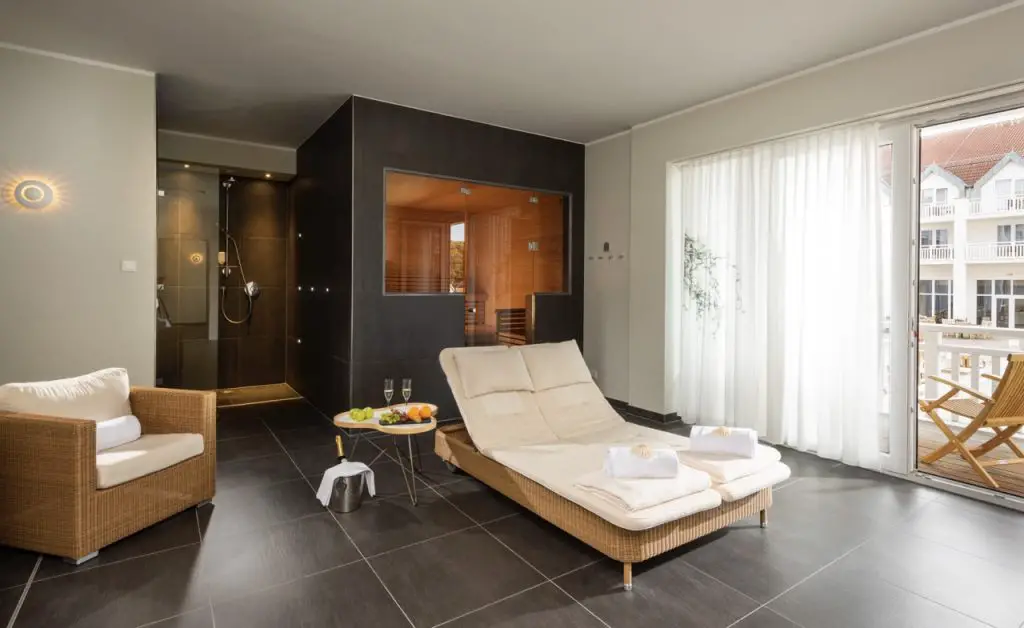 Der einladende Saunabereich im Precise Resort Hafendorf Rheinsberg mit modernen Annehmlichkeiten für die ultimative Entspannung.