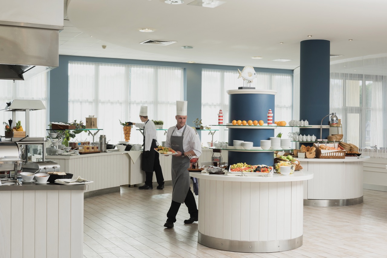 Küchenpersonal bereitet Buffet im Precise Resort Hafendorf Rheinsberg vor.