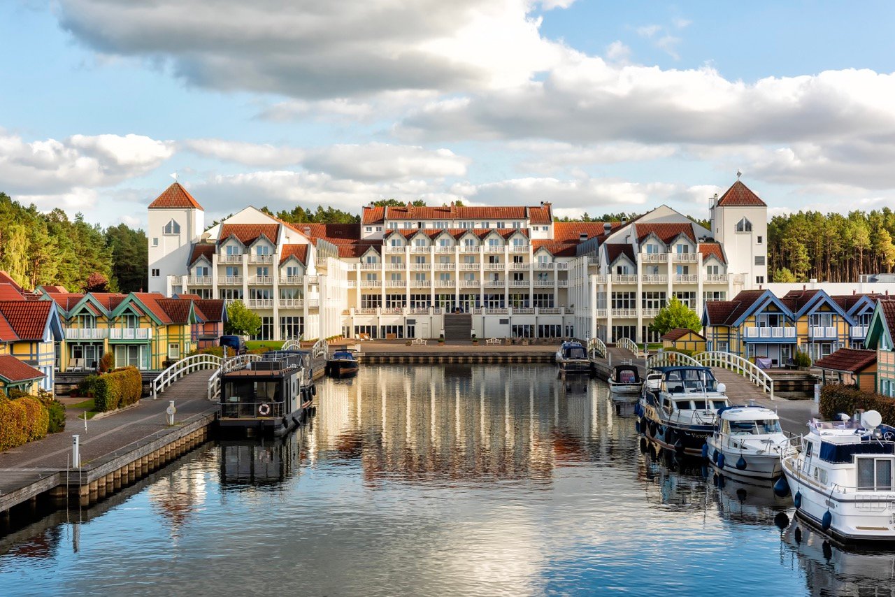 Entdecken Sie die malerische Ruhe am Jachthafen des Precise Resort Hafendorf Rheinsberg.