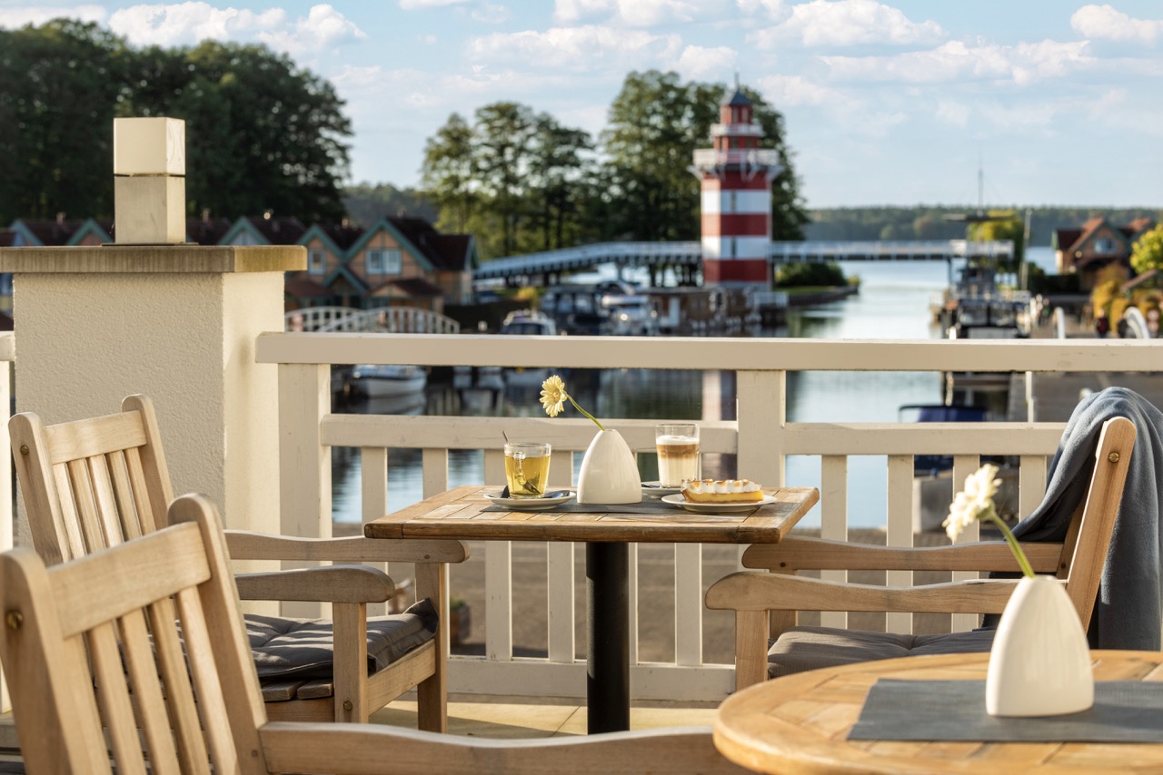 Outdoor terrace with lighthouse view at Precise Resort Hafendorf Rheinsberg.