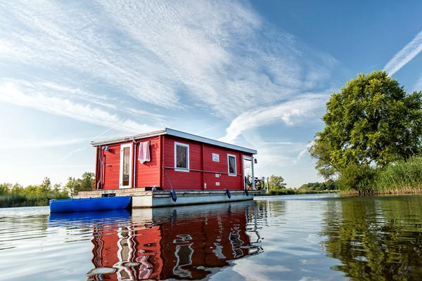 Hausboote, Boote und Flöße