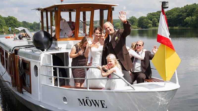 Getting married aboard a boat on the Spree