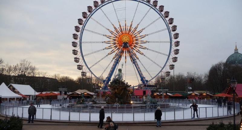 Foto: Eisbahn um den Neptunbrunnen