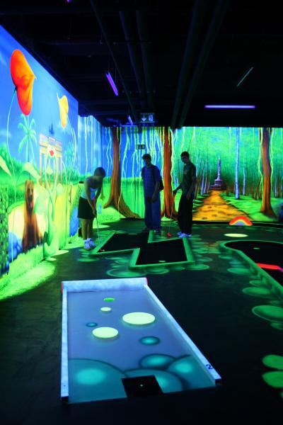 Foto: Blacklight-Miniature Golf Berlin
