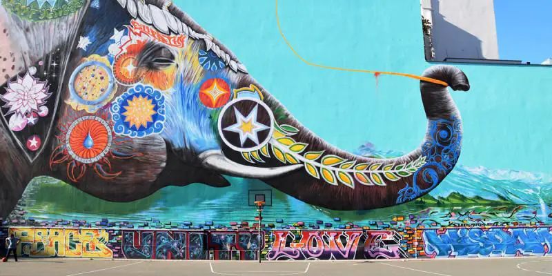 Streetart Berlin – Elephant with Earth Balloon