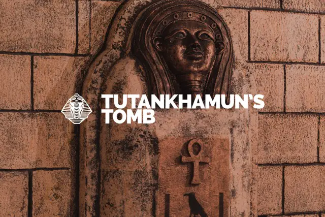 Der Eingang zur Grabkammer Tutanchamuns mit Hieroglyphen und altägyptischen Darstellungen.