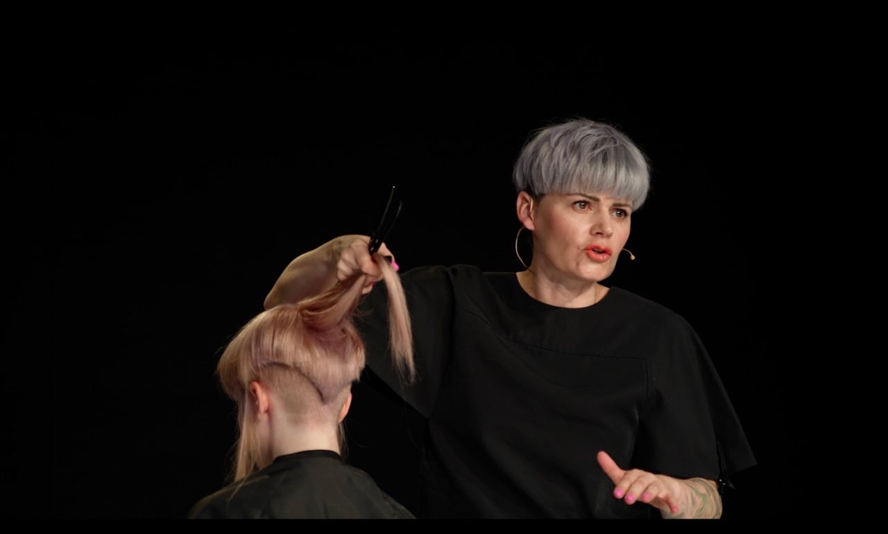 Anja Kieselbach arbeitet in ihrem Salon in Berlin Mitte an einem kundenspezifischen Styling und Frisur.