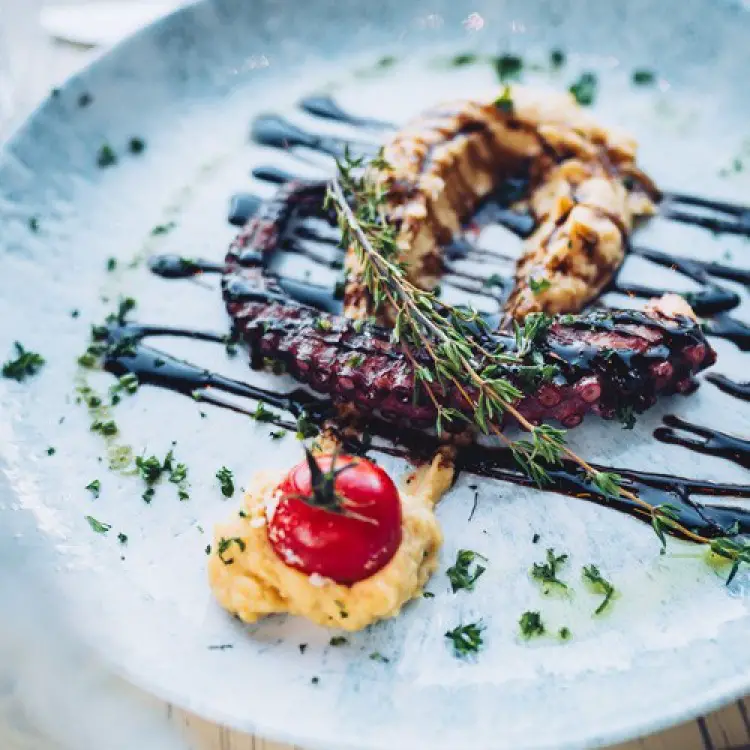 Im Restaurant Greek Food Olympia in Adlershof trifft griechische Tradition auf modernen Flair.