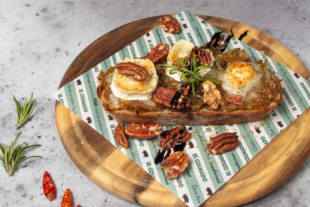 Farbenfrohe und appetitanregende Auswahl an spanischen Speisen in der Tapas Bar El Colmado am Kudamm und Alexanderplatz in Berlin.