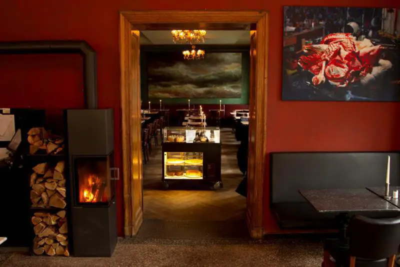 Einladendes Interieur des Restaurants Jolesch mit rustikalem Charme und gemütlicher Atmosphäre.