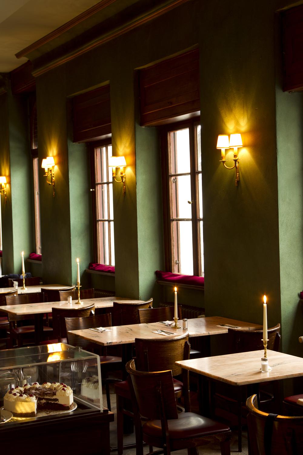 Einladendes Interieur des Restaurants Jolesch mit rustikalem Charme und gemütlicher Atmosphäre.