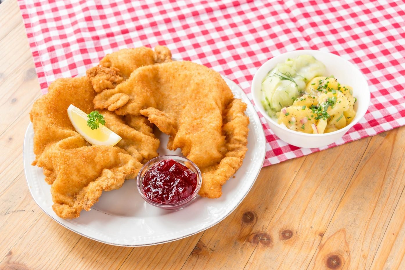 Wiener Schnitzel im österreichischen Restaurant Mutzenbacher