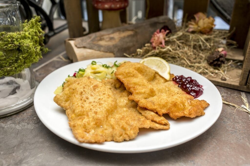 Knuspriges Wiener Schnitzel im Restaurant Miteinander in Berlin Schöneberg