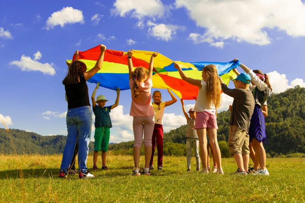 Kinder spielen in den Sommerferien draußen in Berlin.