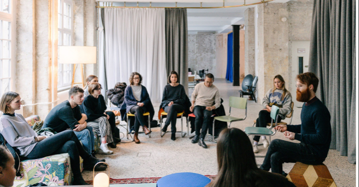 Treffen von jungen Erwachsenen im urbanen Raum Daily Meditation; ein bärtiger Mann spricht.