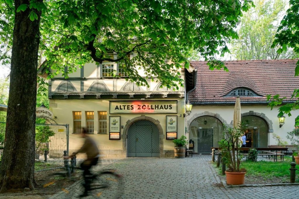 Das historische Alte Zollhaus am Carl-Herz-Ufer, in dem das Rutz Zollhaus residiert.
